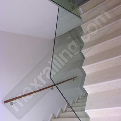 Стъклен парапет